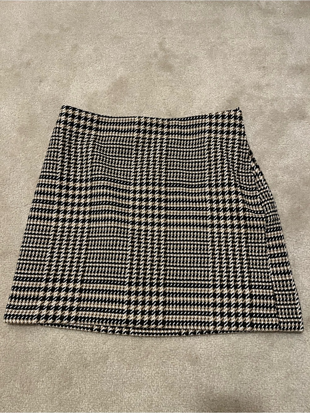 H&M women’s black, white, and brown fall mini skirt